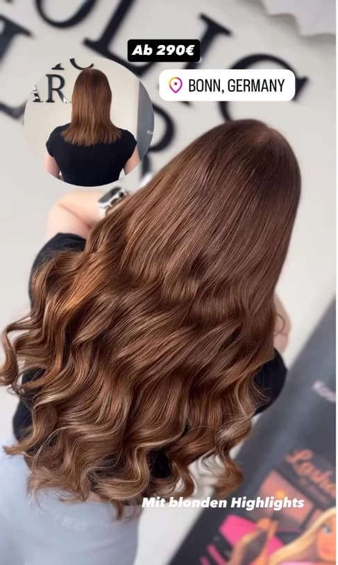 Langes braunes Haar mit helleren Highlights und großen Wellen.