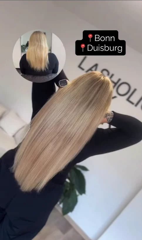 Langes, glatt gestyltes blondes Haar mit Vorher-Ansicht.